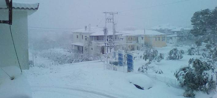 Απόγνωση σε Σκόπελο και Αλόννησο: Χωρίς ρεύμα και νερό, με το χιόνι να ξεπερνά τα 2,5 μέτρα (βίντεο)